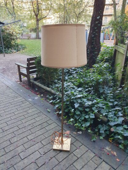 Gulvlampe i messing