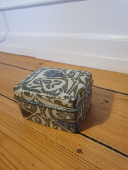 Fajance lågæske dekoreret med fugl - Image 2