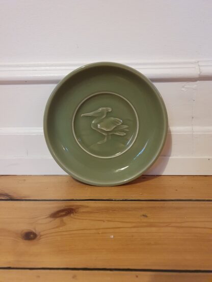 Celadon glaseret skål med pelikan