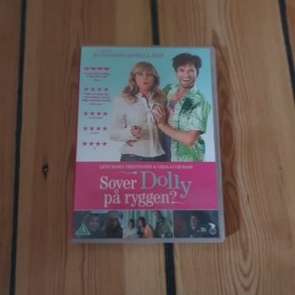 Sover Dolly på ryggen,   Hela Joof.