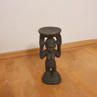 Kvindefigur i stentøj