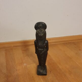 Figur i sten af stående fabeldyr