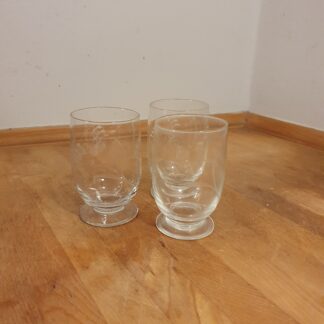 Vandglas med slibninger