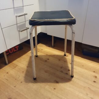 Retro skammel med sort læder og stål ben