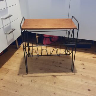 Magasin holder med teaktræs plade
