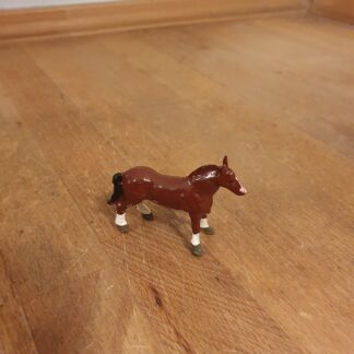Brun hest, H 4,5 cm, B 6 cm