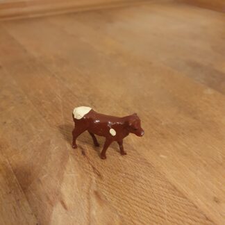 Brun kalv med hvide pletter, H 4 cm, B 4,5 cm