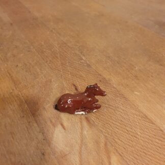 Brun liggende hest, H 2 cm, B 4,5 cm