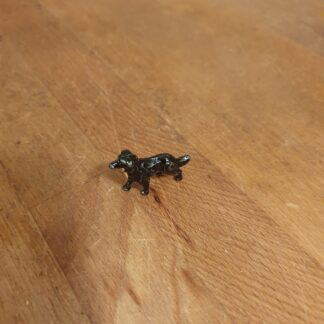 Sort hund, H 2,5 cm, B 4 cm