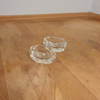 2 små saltkar i glas