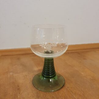 Römer glas med grøn stilk
