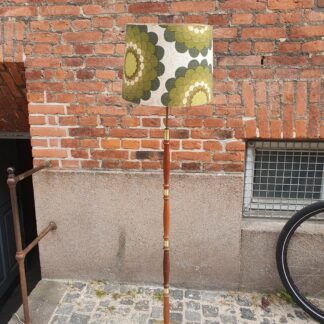 70'er lampe i teaktræ med lampeskærm