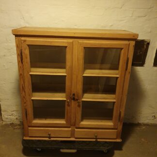 Vitrineskab i massivt træ med to låger