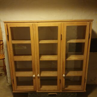 Vitrineskab i massivt træ med tre låger