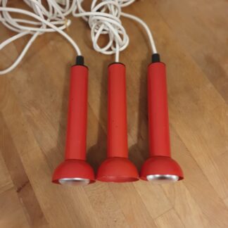 Tre røde retro lamper i metal