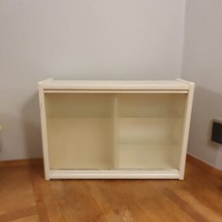 Gammelt skab med glas låger