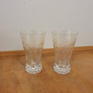 Glasvaser med roser