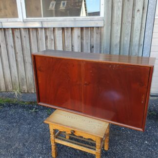 Skab med låger og hylde