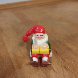 Plastik nisse med gave i hånden