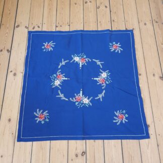 Blå vintage dug med broderier