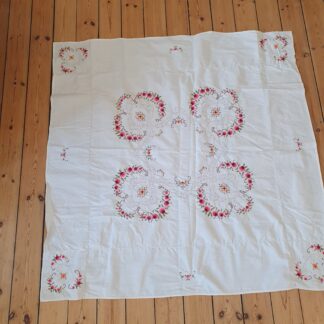 Hvid dug med korsstings blomster