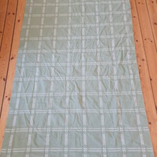 Grøn vintage dug med hvide kniplinger