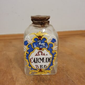 Gammel karaffel med skrift
