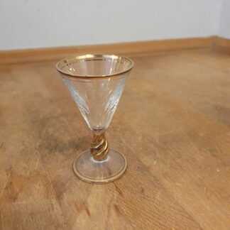 Vintage snapseglas med snoet stilk