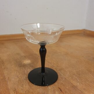 Glas med sort fod