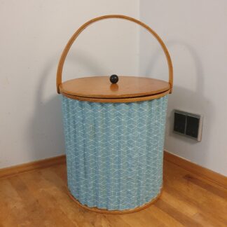 Vintage sykasse med låg i træ og stof