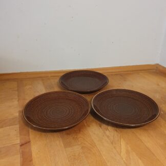 3 styks brune tallerkener i keramik