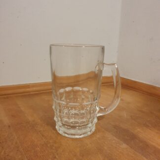 Stort krus i glas med slibninger