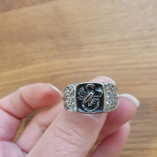 Ring med motiv af skorpion