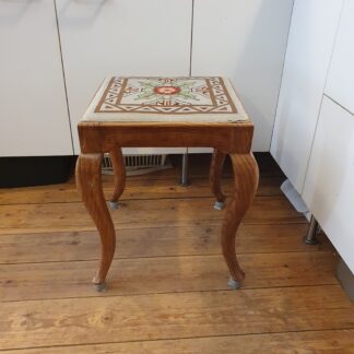 Skammel med svungne ben