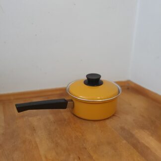 Gul emaljegryde med låg