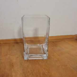 Firkantet vase i glas