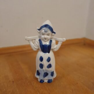Figur i porcelæn af pige