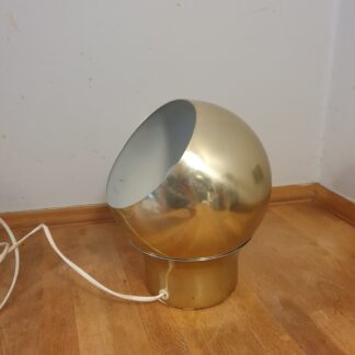 Stor guldfarvet kuglelampe