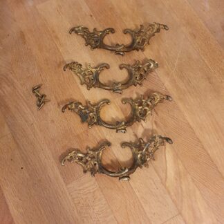 4 stk beslag i messing