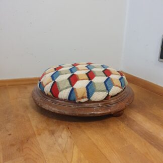 Lille skammel med broderet sæde