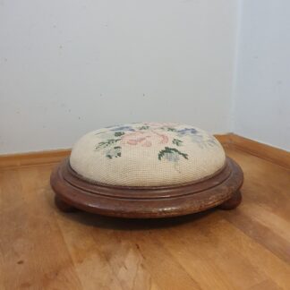 Lille skammel med broderet sæde