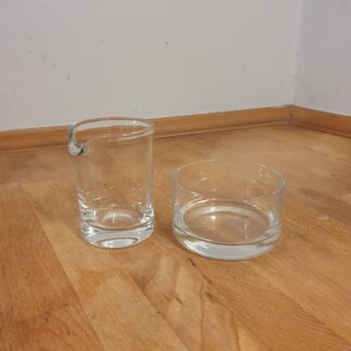Flødekande og sukkerskål i glas