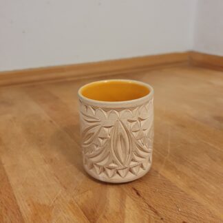 Lille vase med udskæringer
