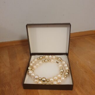Perlehalskæde i æske