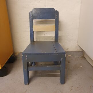 Blå barnestol i træ