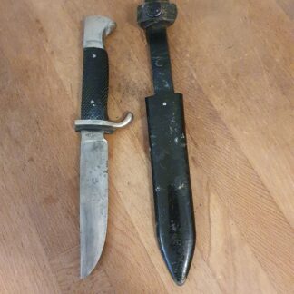 Kniv i metal etui
