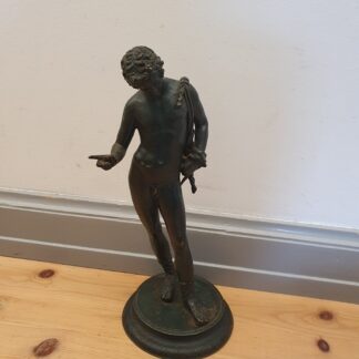 Tung figur i messing