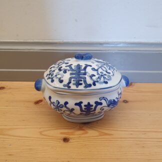 Kinesisk terrin med låg