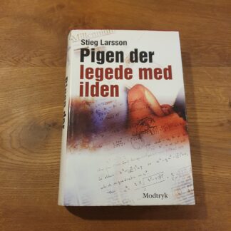Pigen der legede med ilden - Stieg Larsson