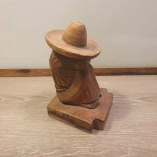 Figur i træ af siddende mand